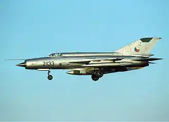 Československý MiG-21R během letu. Kontejner pod trupem nese průzkumné vybavení, 1991.