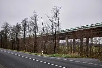 Silnice II/606 jako doprovodná komunikace k dálnici D6 u Šabiny