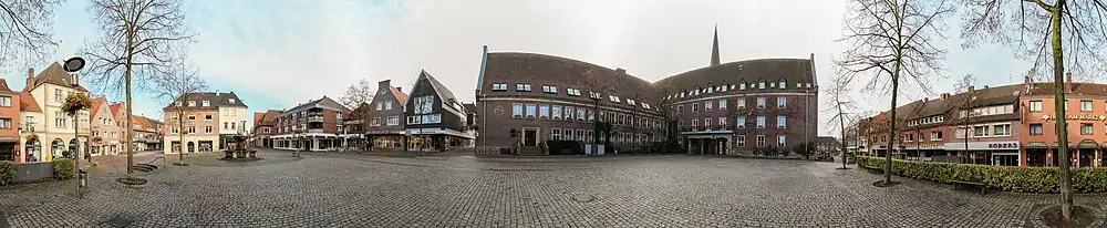 Panorama radničního domu s centrem města