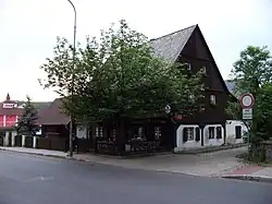 Venkovský dům čp. 30, nároží ulic Březová (č. o. 13) a U Kapličky