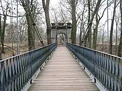Řetězový most v parku pod děčínským zámkem