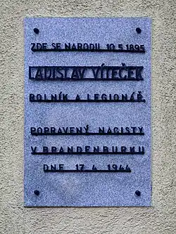 Pamětní deska Ladislava Vítečka na statku čp. 8