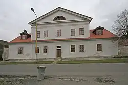 Bývalá fara v Chotusicích.