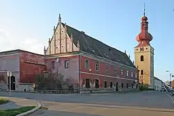 Děkanství v Golčově Jeníkově (v pozadí zvonice děkanského kostela sv. Františka Serafinského)