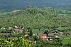 Pohled na Děkovku a vrch Plešivec z Hrádku