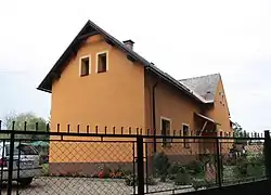 Opravená oranžově zbarvená bývalá staniční budova v Dětřichově.