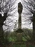 Dětenice, sloup se sochou Panny Marie.jpg