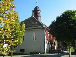 Budova bývalé školy v centru Dřevčic