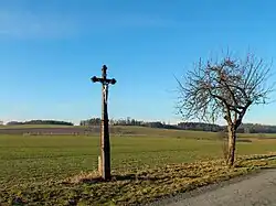 Dřevěný kříž u Hvozdečka vedle silnice (Q37302027).jpg