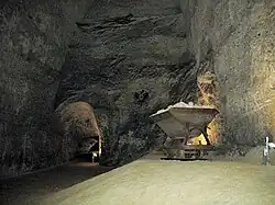 Po filmařích zůstal na stěně dolu znak černého kohouta