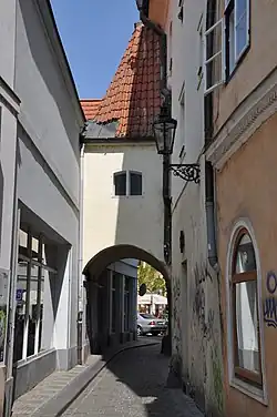 Dům U Žluté růže (křidélko nad Vejvodovou ulicí)