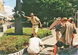 David Vávra při natáčení Šumného Benešova u sochy A. Kašpara, která musela být později odstraněna