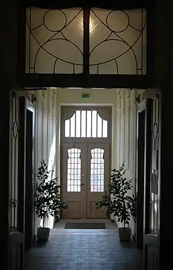 Vstupní a následující chodbové dveře jsou původní