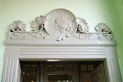 Jedny z mála původních dveří se zachovaly v 1. patře