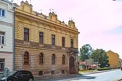 Dům čp. 105, Husova 105, Pražské Předměstí, Jaroměř - pohled z Husovy ulice 01.jpg