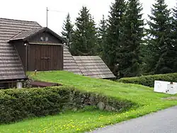 Dům čp. 16 s nájezdem.JPG