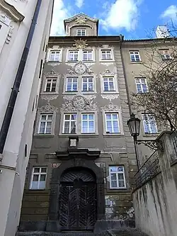 Hlavní průčelí do Šporkovy ulice