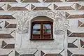 Husova, čp. 71, Prachatice, detailní pohledy na okno a sgrafita