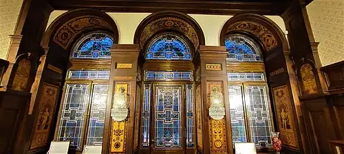 Vitráže v oknech salónu 1. patra