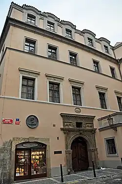 Dům U Dvou zlatých medvědů. Úplně vlevo torzo gotického portálu a renesanční vchod