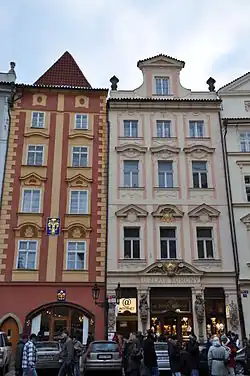 Dům U Zlaté lilie (vlevo)