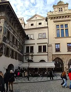 Dům U Kohouta (uprostřed) mezi domy U minuty (vlevo) a Mikšovým