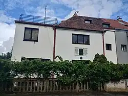 Dům s pamětní deskou I. Bernáškové a jejího otce V. Preissiga, Jihovýchodní VIII 944/11, Praha – Záběhlice