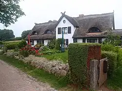 Dům s rohatinami ve tvaru koňských hlav (Groß Stresow, Rujána, Německo)