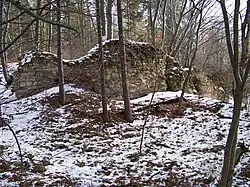 Džbán, zřícenina, západní zeď.jpg