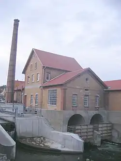 Průmyslový objekt na řece