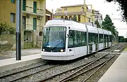 Tramvaj Škoda 06T na trati v Cagliari