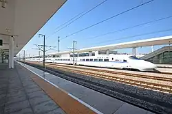 Vlak D2815 (CRH2A-2403 EMU) na trati Kuej-kuang ve stanici San-šuej jih v roce 2018