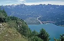 Lago di Santa Croce v obci Alpago