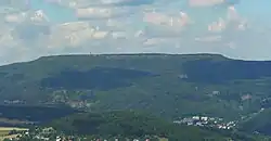 Děčínský Sněžník z jihovýchodního směru, z vrchu Velký Chlum.