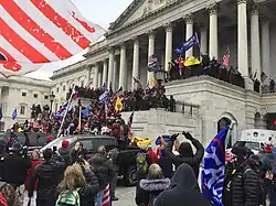 Protestující na schodech Kapitolu