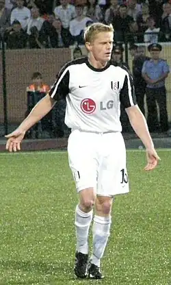 Fotografie Damiena Duffa na hřišti