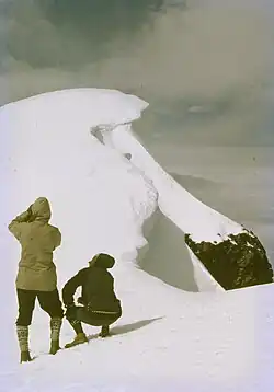 Dva horští turisté poblíž Glittertindu, druhého nejvyššího vrcholu Norska (2465 m), srpen 1962