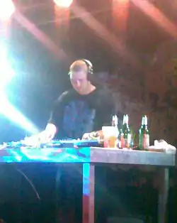 DJ Fatte za DJským pultem v klubu Rock Café Praha 14. prosince 2012