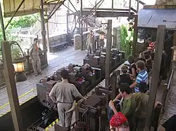 Nástupiště horské dráhy s vláčkem a čekajícími návštěvníky