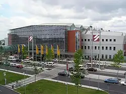 Barevná fotografie s pohledem na moderní hangár letiště