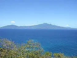 Pohled na ostrov Basse Terre od souostroví Les Saintes