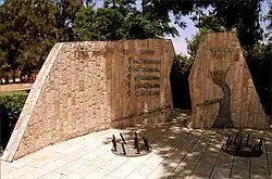 Památník padlým vojákům v Azrikam