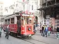 Istanbulská tramvaj s mříží místo dveřních křídel
