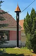 Malá zvonice u hlavní silnice
