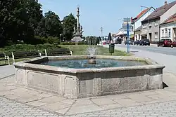 Dačice, Havlíčkovo nám., kašna (2013-07-24; 01).jpg