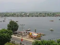 Pohled na jezero z nedalekého kopce