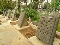 Starověké ornamenty ze syrských chrámů vystavené v zahradě