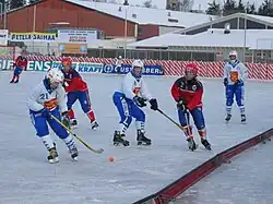 Hráčky finského a norského výběru při hře bandy