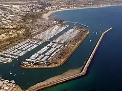 Přístav zabíraný od mysu Dana Point