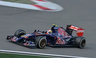 Daniil Kvjat řídící vůz při Grand Prix Číny 2014.